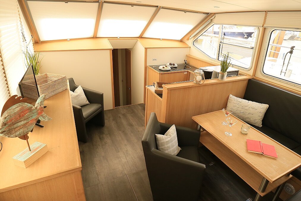 Dieses Bild zeigt unsere Yacht Sky Blue - M-Retro 140 Pool - Salon anderer Winkel