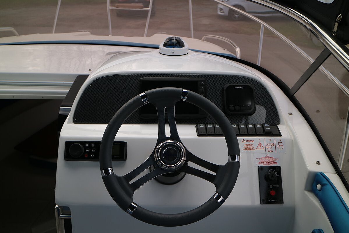 Dieses Bild zeigt unser Motorboot Saver 650 Cabin - Streuer