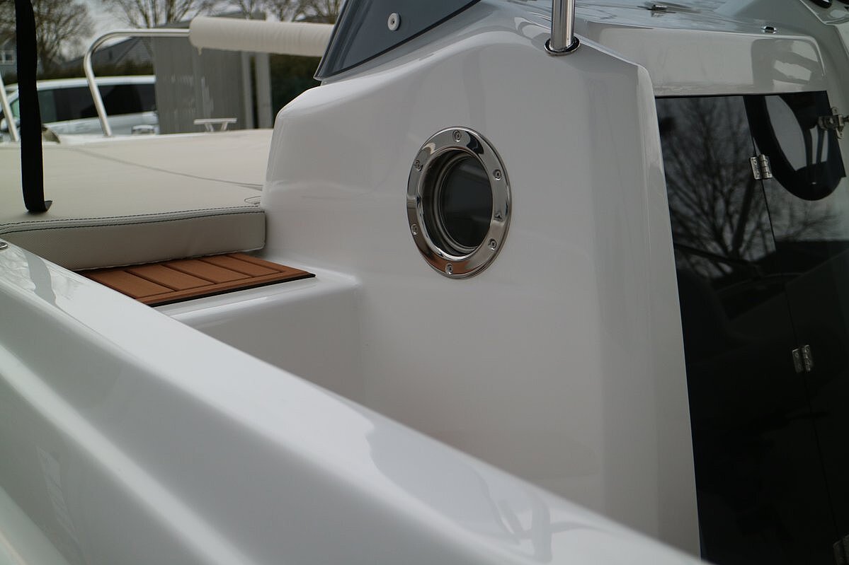 Dieses Bild zeigt unser Motorboot Aquila 5.3 Sundeck inkl. Motor - Blick in die Kabine