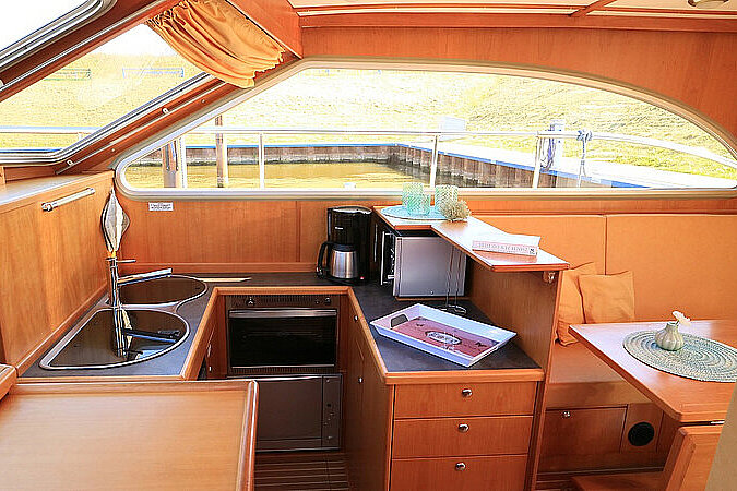 Dieses Bild zeigt unsere Yacht M-Line - M-Cruiser - Salon anderer Winkel