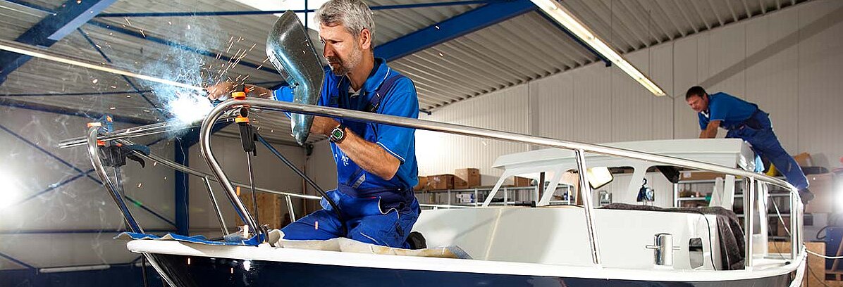 Dieses Bild zeigt unserer Mitarbeiter bei Arbeiten an einer Yacht