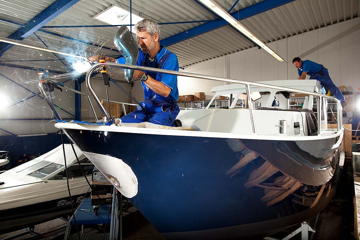 Unsere Mitarbeiter bei Arbeiten an einer Yacht