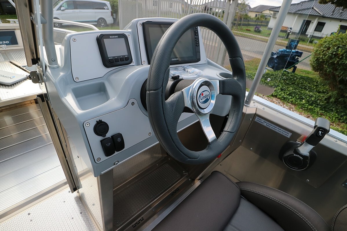 Dieses Bild zeigt das Steuer der Linder ARKIP 530 BR inkl. Garmin.