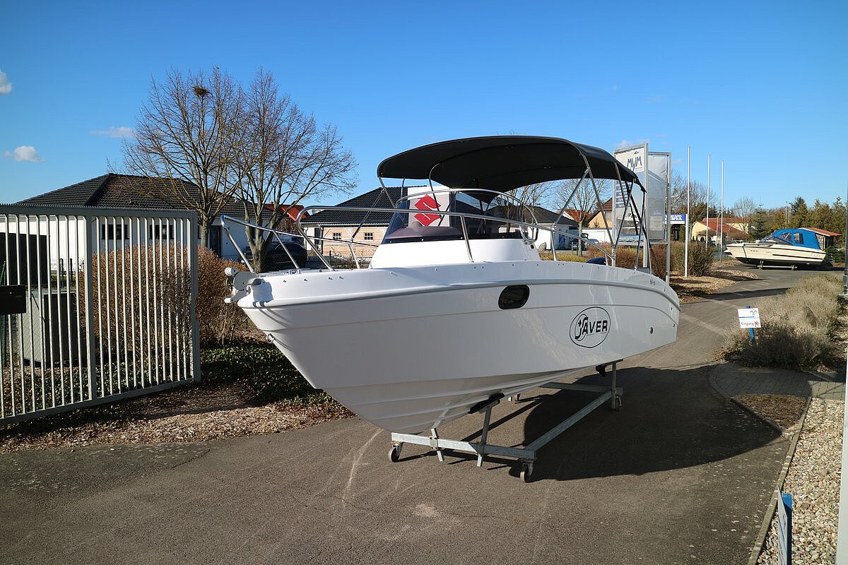 Dieses Bild zeigt unser Motorboot Saver 660 Walk Around - Frontalansicht