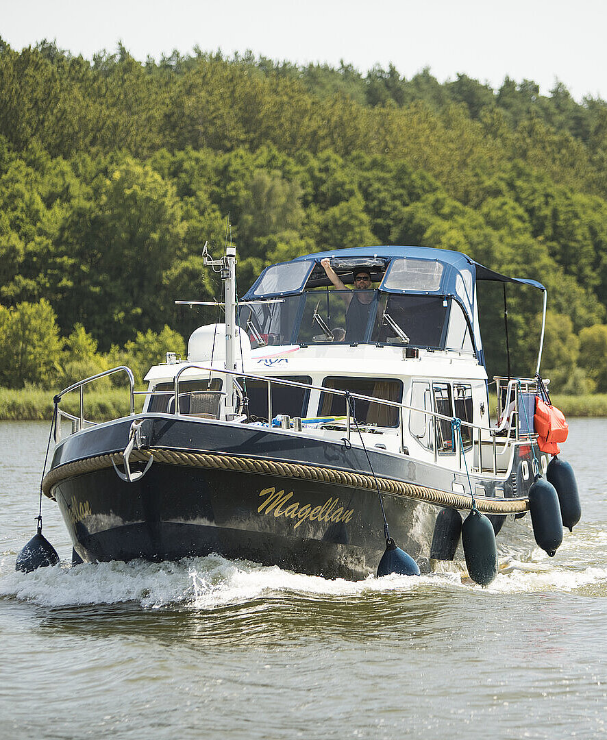 Unsere Yacht die Magellan unterwegs auf der Müritz