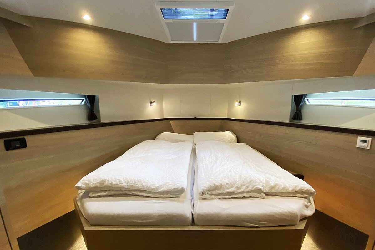 Dieses Bild zeigt unsere Yacht Vida - Discovery 47AC Luxury - Bugkabine