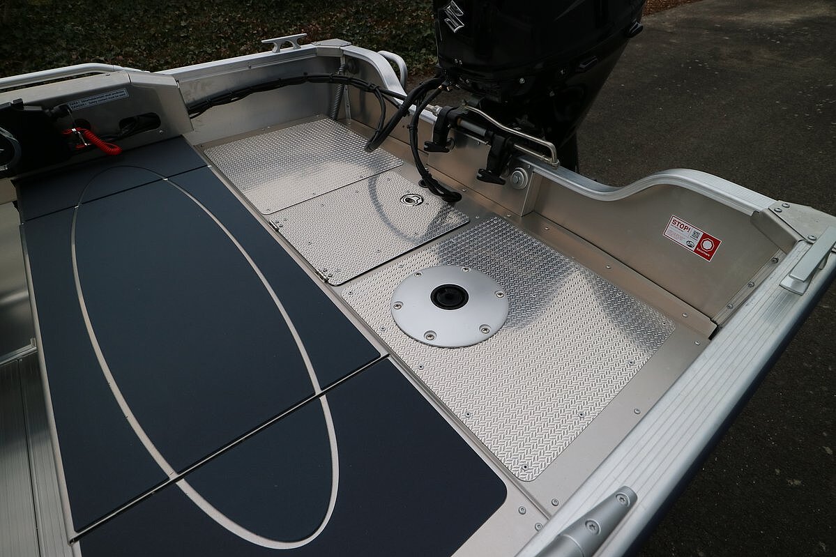 Dieses Bild zeigt unser Aluboot Linder Sportsman 445 Catch inkl. Garmin 9" GPS - Ansicht der Sitzbank und Motor