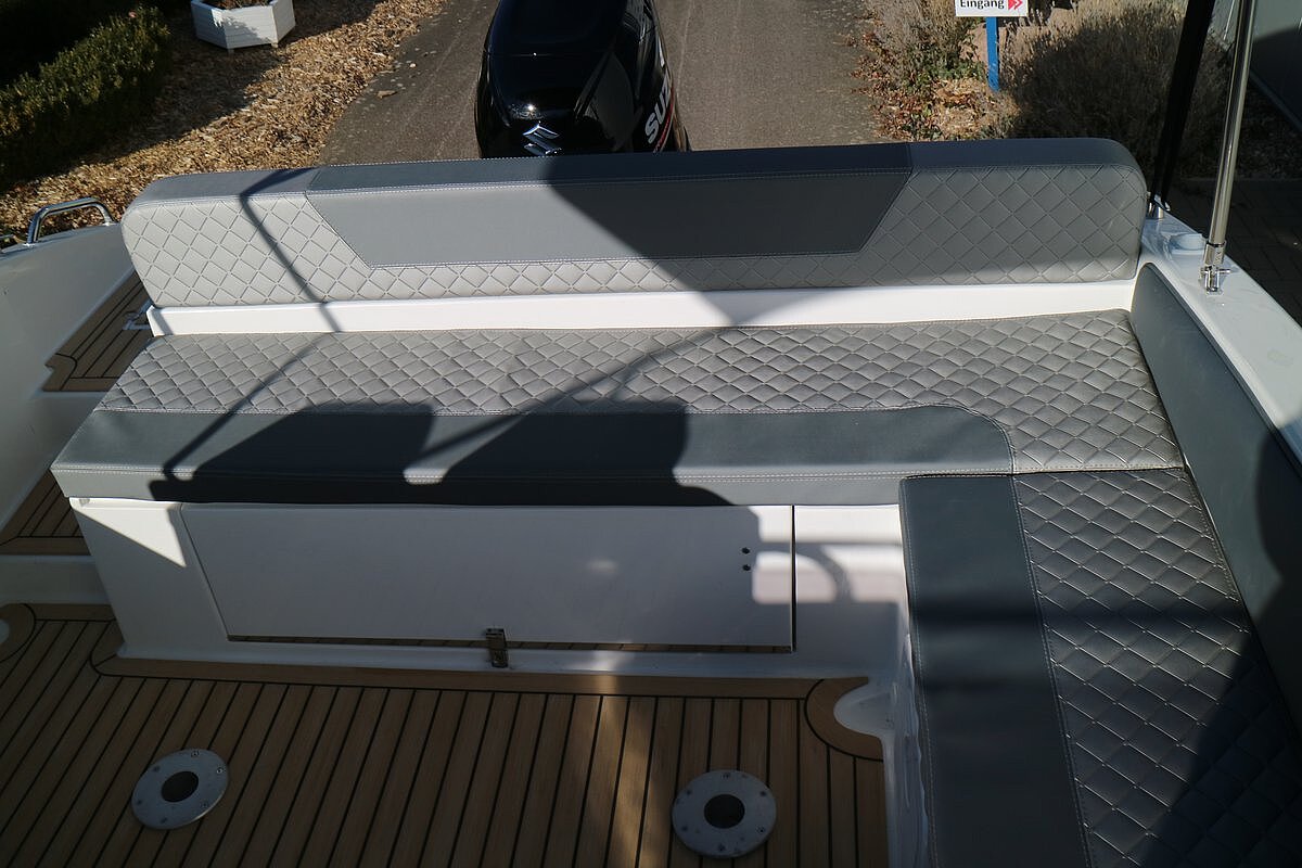 Dieses Bild zeigt unser Motorboot Saver 660 Walk Around- Sitzecke