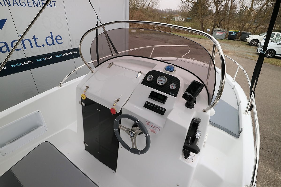 Dieses Bild zeigt unser Motorboot Saver 560 Walk Around - Ansicht auf die Steuerung