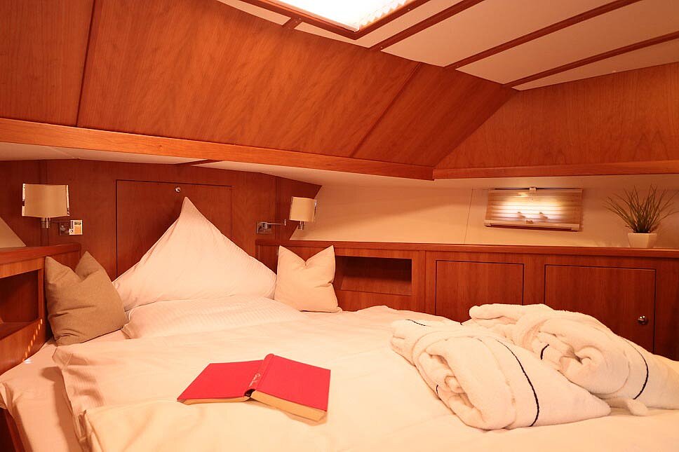 Dieses Bild zeigt unsere Yacht Aquamarin - M-Cruiser 125 - große Schlafkabine