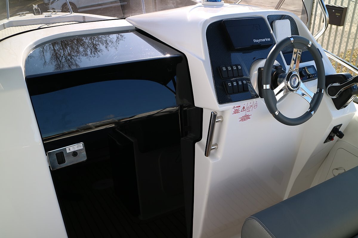 Dieses Bild zeigt unser Motorboot Saver 660 Walk Around - Steuer mit Kabine