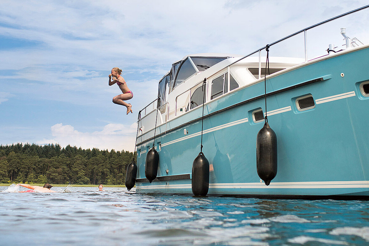 Ein Kind springt von einer unserer Yachten aus ins Wasser