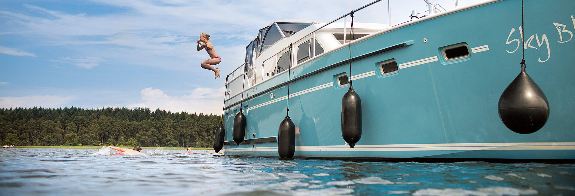 Ein Kind springt von einer unserer Yachten aus ins Wasser