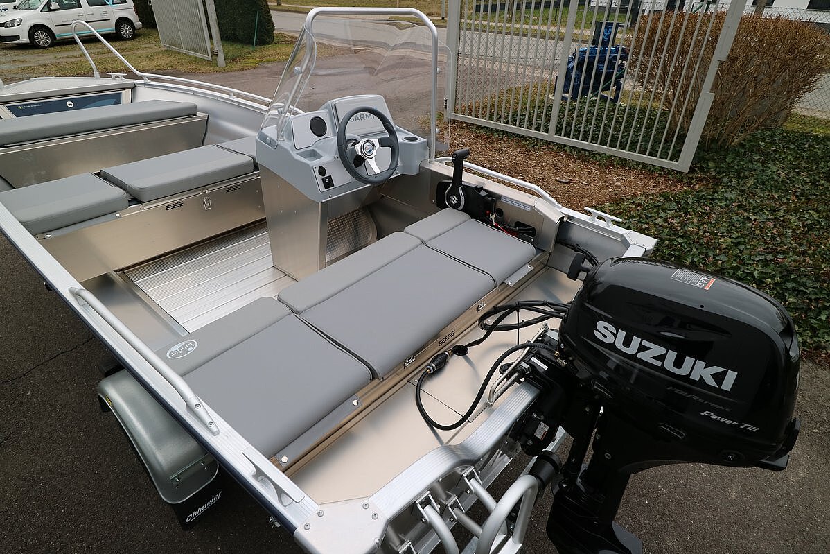 Dieses Bild zeigt unser Aluboot Linder Sportsman 445 Max inkl. Garmin 9" GPS  - Ansicht auf die Fahrerkabine von hinten, mit Motor und Sitzpolster