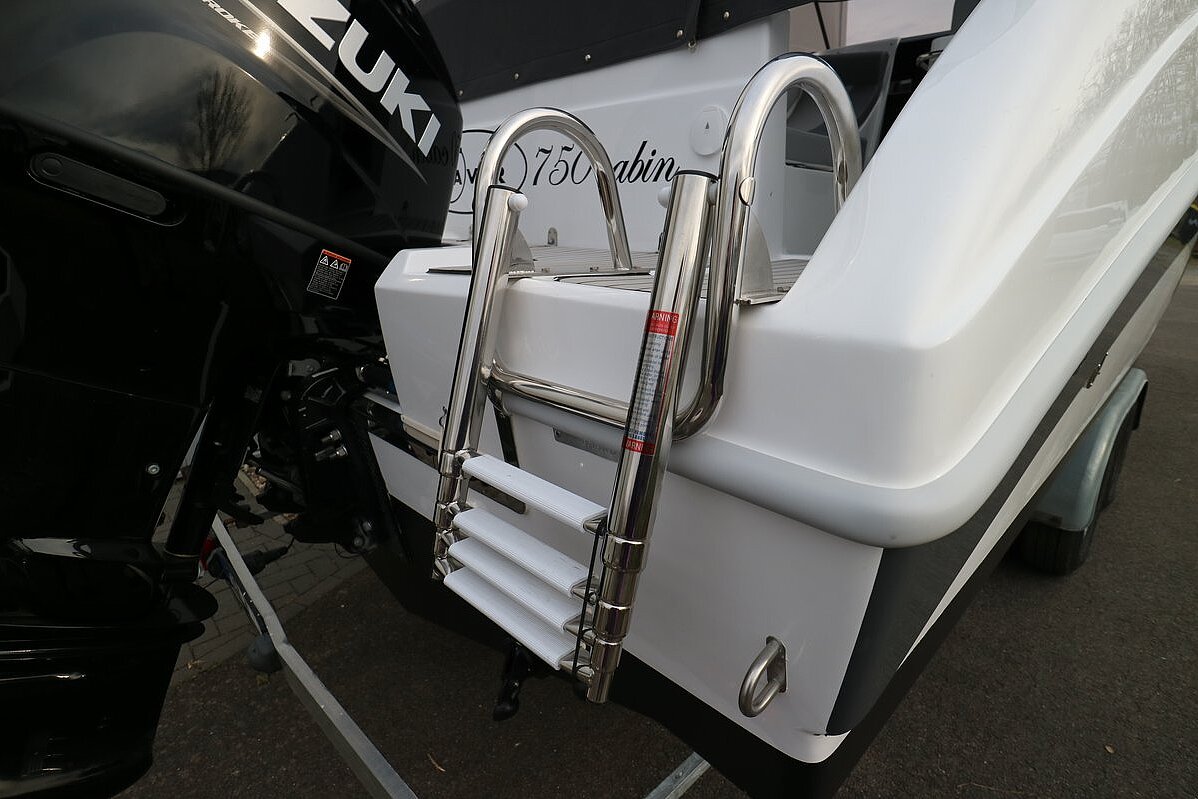 Dieses Bild zeigt unser Motorboot Saver 750 Cabin - Ansicht von hinten mit Motor und Leiter