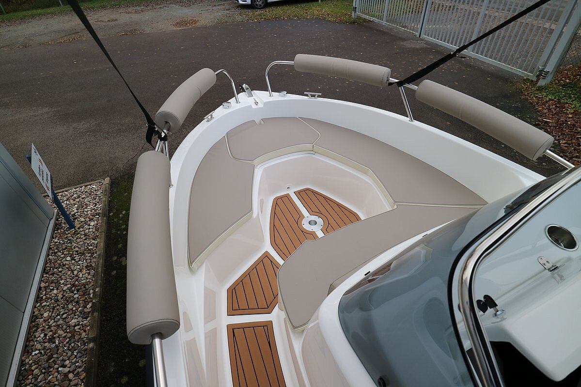 Dieses Bild zeigt unser Motorboot Aquila 5.3 Sun inkl. Motor- Ansicht der Sitzfläche voll