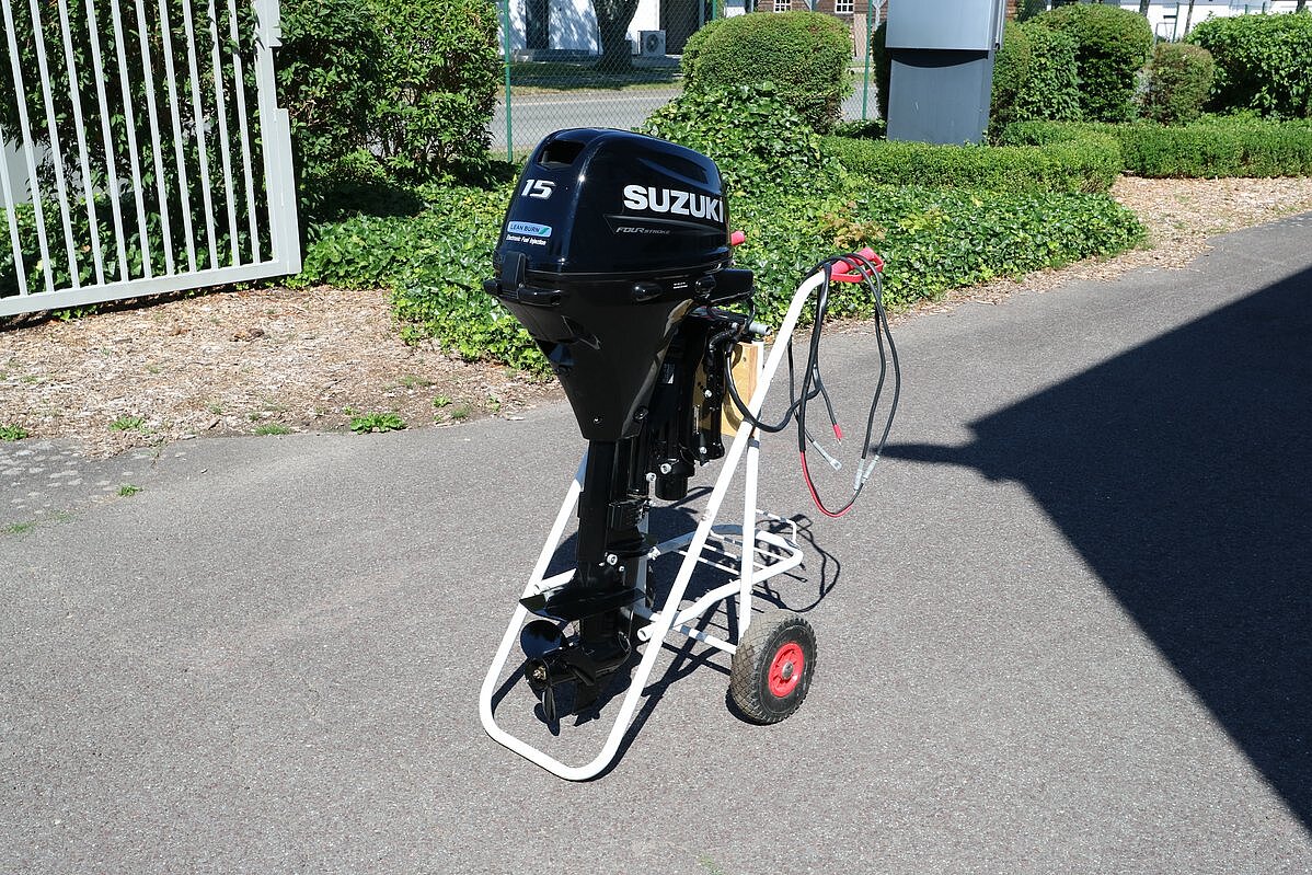 Das Bild zeigt unseren Motor Suzuki DF 15 ATL.