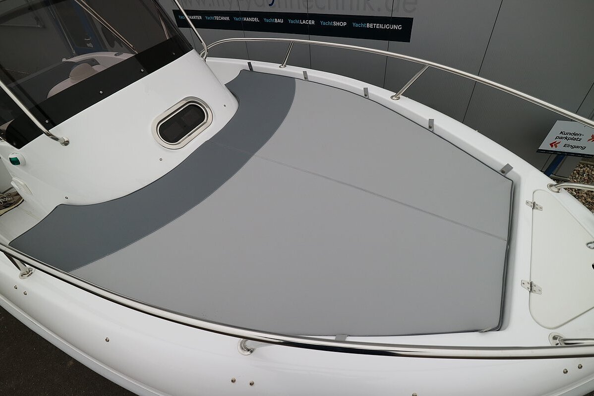 Dieses Bild zeigt unser Motorboot Saver 560 Walk Around - vordere Liegefläche