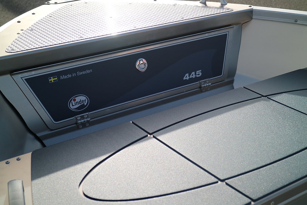 Dieses Bild zeigt das Staufach im Bug der Linder Sportsman 445 Basic.
