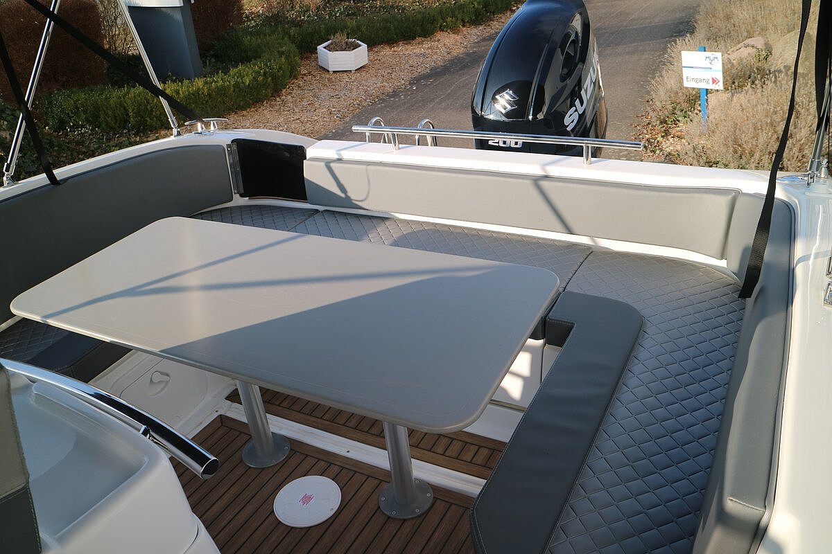 Dieses Bild zeigt unser Motorboot Saver 750 Walk Around - Sitzbank mit Tisch