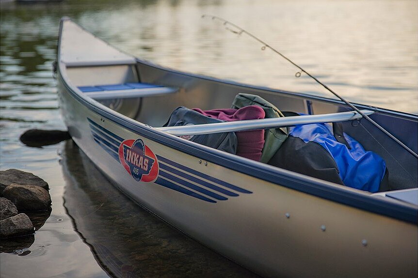 Dieses Bild zeigt das Kanu mit einer Angelrute ohne Menschen.