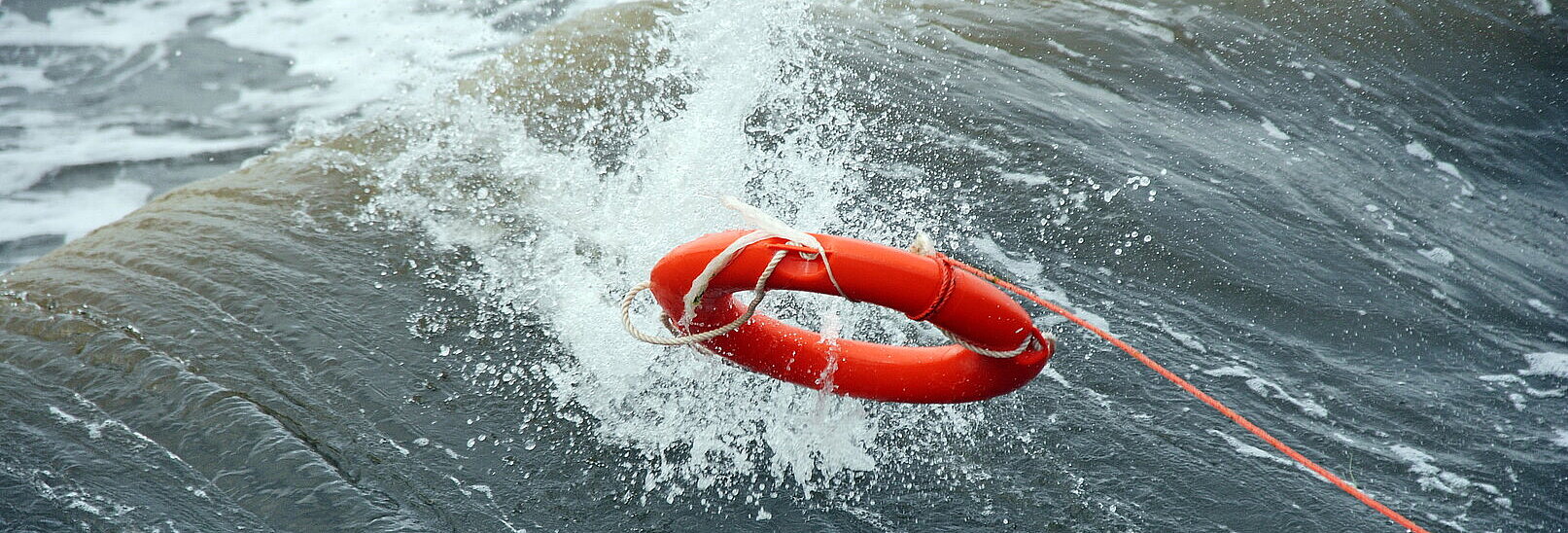Ein Rettungsring wird ins Wasser geworfen.