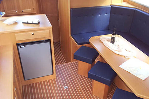 Dieses Bild zeigt unsere Yacht M-Line - M-Sport - Salon