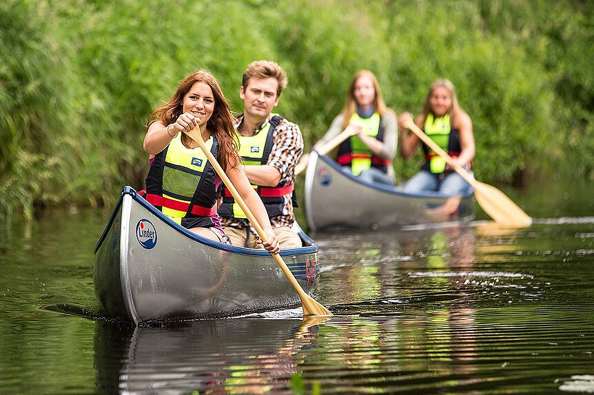 Dieses Bild zeigt 4 Paddler in zwei Kanus.