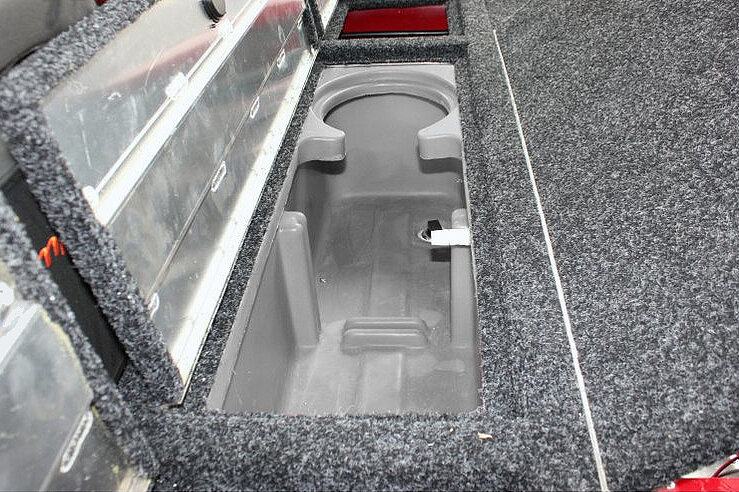 Dieses Bild zeigt die Kimple - Bass Hunter 450 schwarz oder rot- Staufach