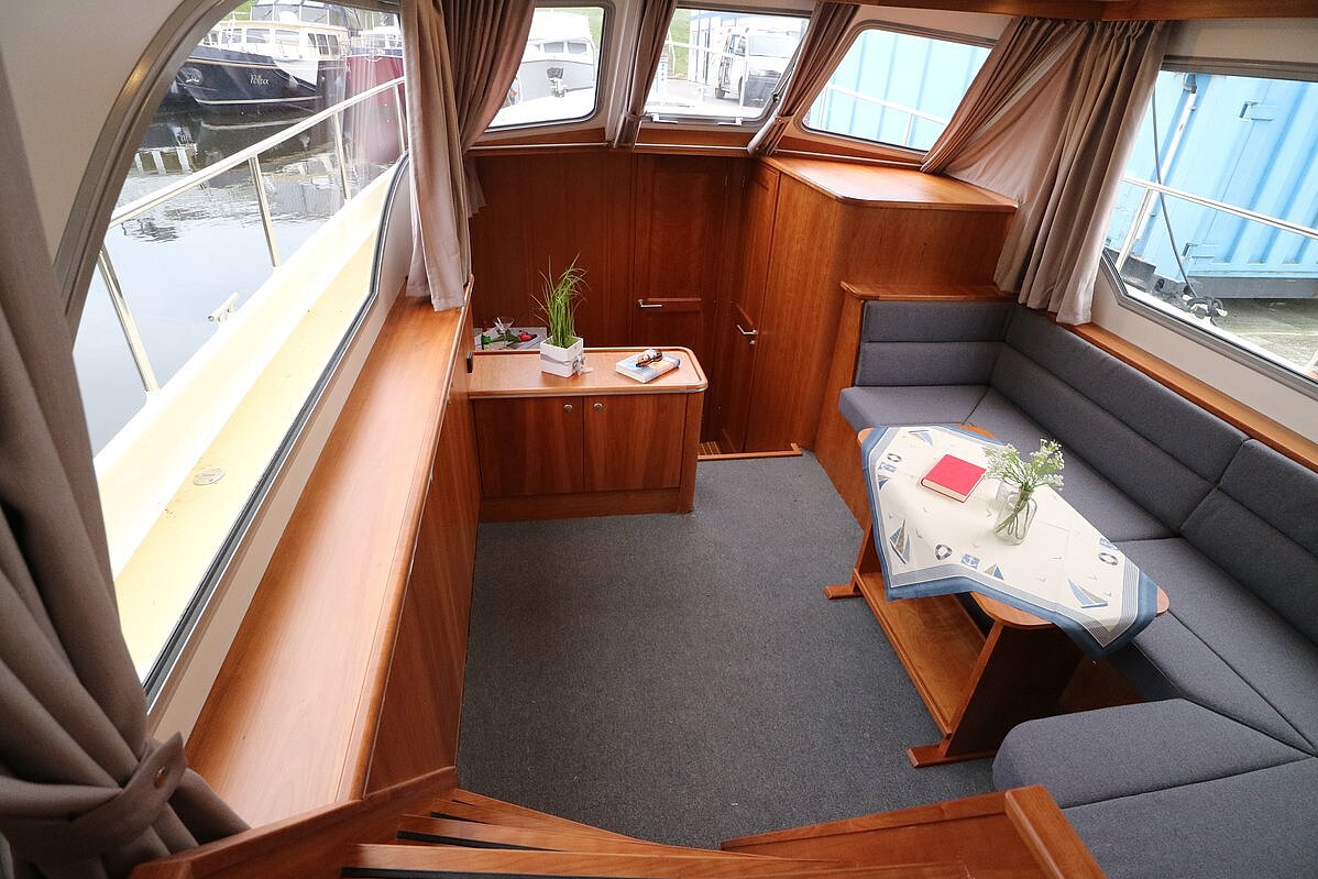 Dieses Bild zeigt unsere Yacht Charlie Brown - Concordia 108 AC - Salon