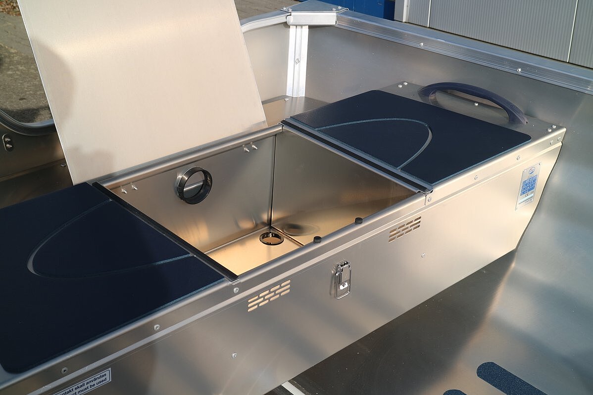 Dieses Bild zeigt die aufgeklappte hintere Sitzbank der Linder Fishing 440.