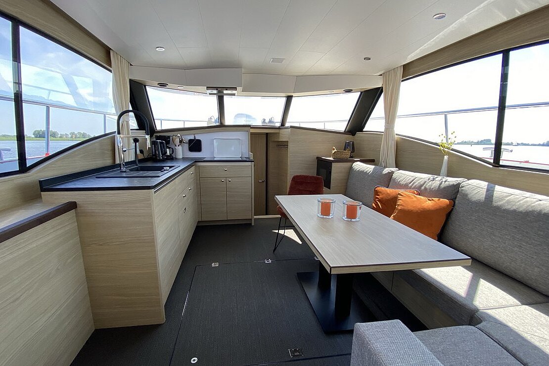 Dieses Bild zeigt unsere Yacht Vida - Discovery 47AC Luxury - Salon