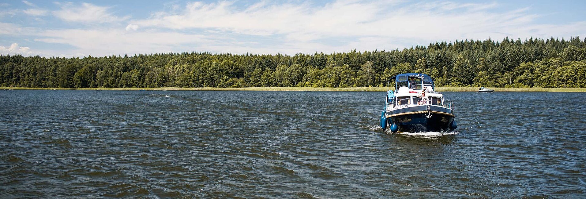 Auf diesem Bild sehen sie eine Yacht auf einem See