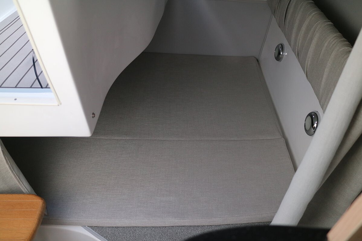 Dieses Bild zeigt unser Motorboot Saver 690 Cabin - Bett andere Ansicht
