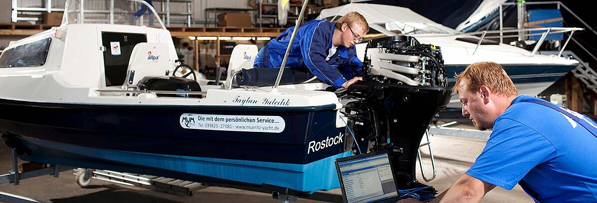 Dieses Bild zeigt unsere Mitarbeiter wie sie gerade einen Motor überprüfen