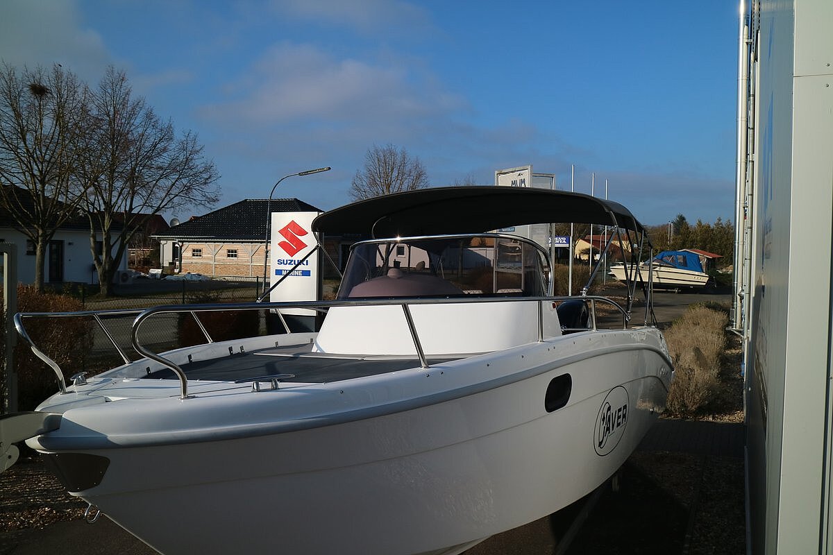 Dieses Bild zeigt unser Motorboot Saver 750 Walk Around - Seitenansicht von vorne