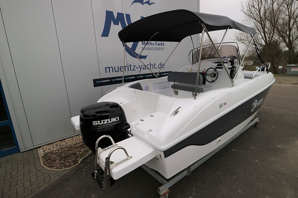 Dieses Bild zeigt unser Motorboot Saver 560 Walk Around - Ansicht von hinten mit Motor