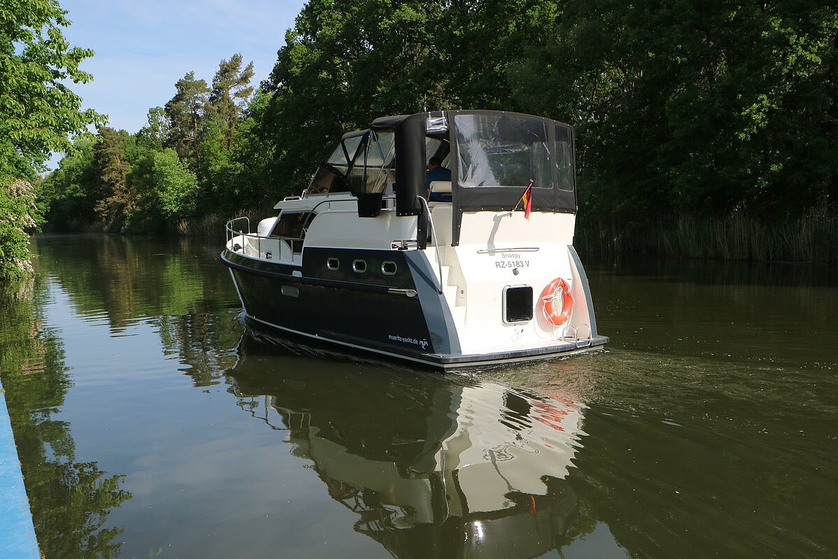 Dieses Bild zeigt unsere Yacht Snoopy - Concordia 108 AC - Ansicht von Hinten