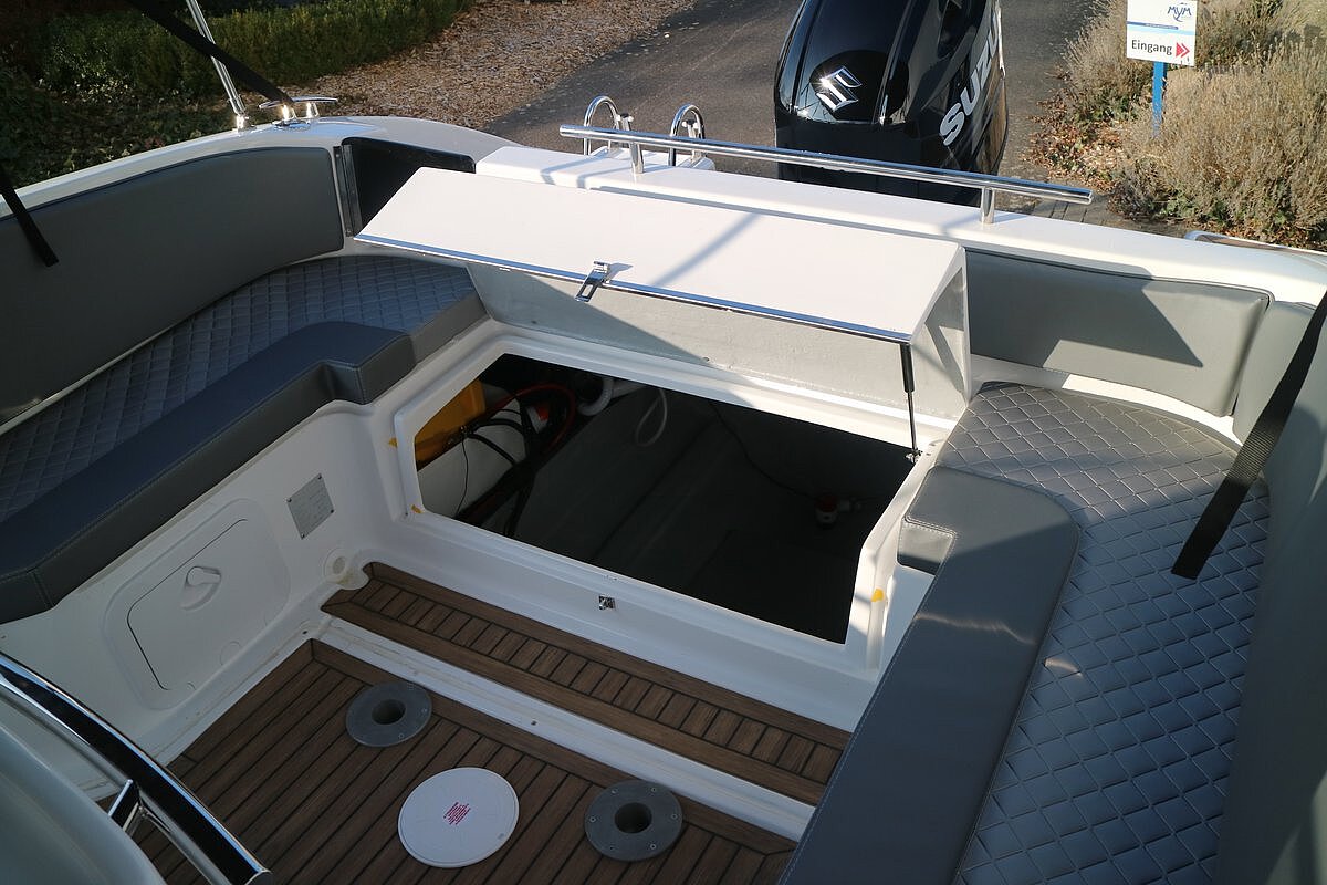 Dieses Bild zeigt unser Motorboot Saver 750 Walk Around - Sitzbank mit Stauraum