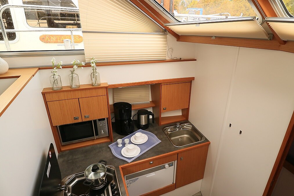 Dieses Bild zeigt unsere Yacht Platinum - M-Retro 120 - Küche