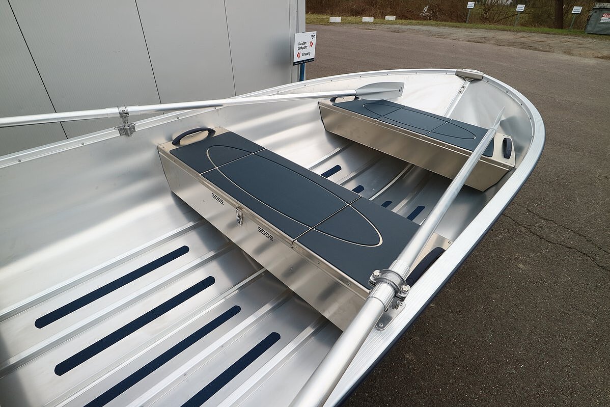 Dieses Bild zeigt die beiden Vordersitze und die Ruder der Linder Sportsman 400.