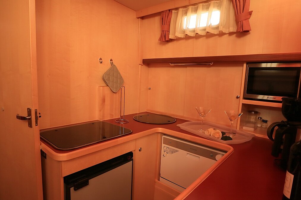 Dieses Bild zeigt unsere Yacht M-Classic 135 - Küche anderer Winkel