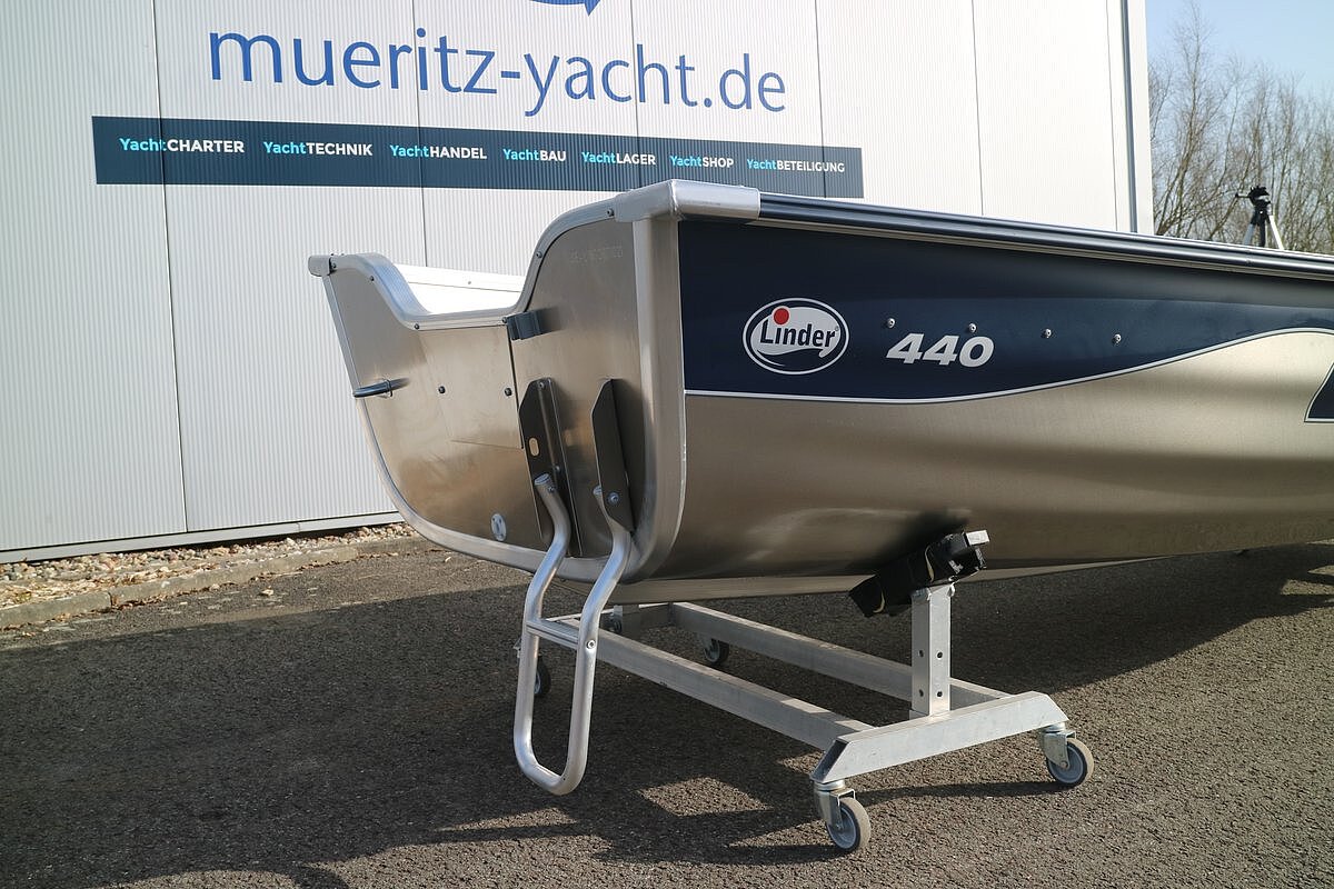 Dieses Bild zeigt unser Aluboot Linder Fishing 440  - Hintere Ansicht mit Steigleiter
