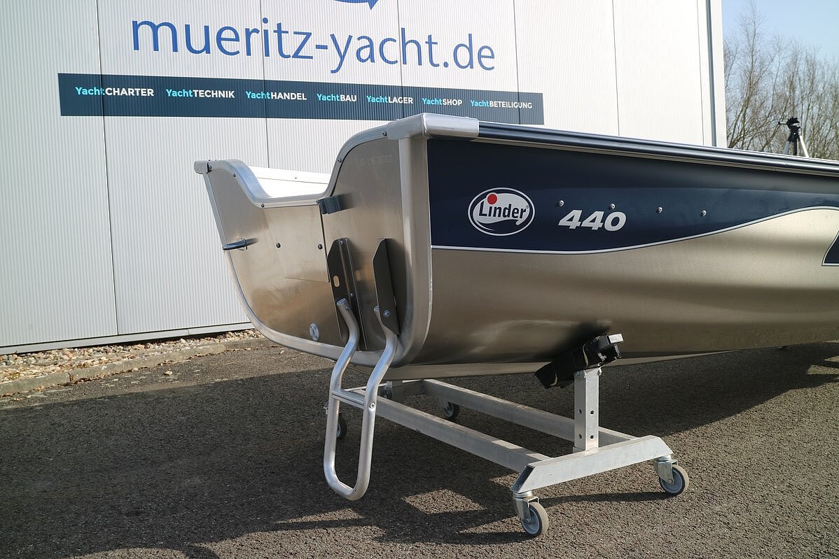 Dieses Bild zeigt die hintere Einstiegsleiter der Linder Fishing 440.
