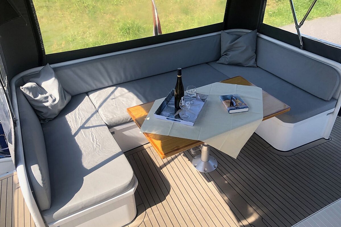 Dieses Bild zeigt unsere Yacht Platinum - M-Retro 120 - Oberdeck Sitzgarnitur
