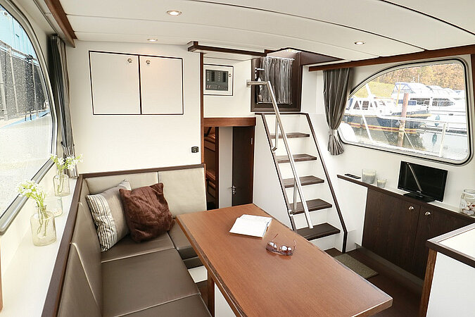 Dieses Bild zeigt unsere Yacht Jette - Jetten 37 AC - Sitzecke anderer Winkel