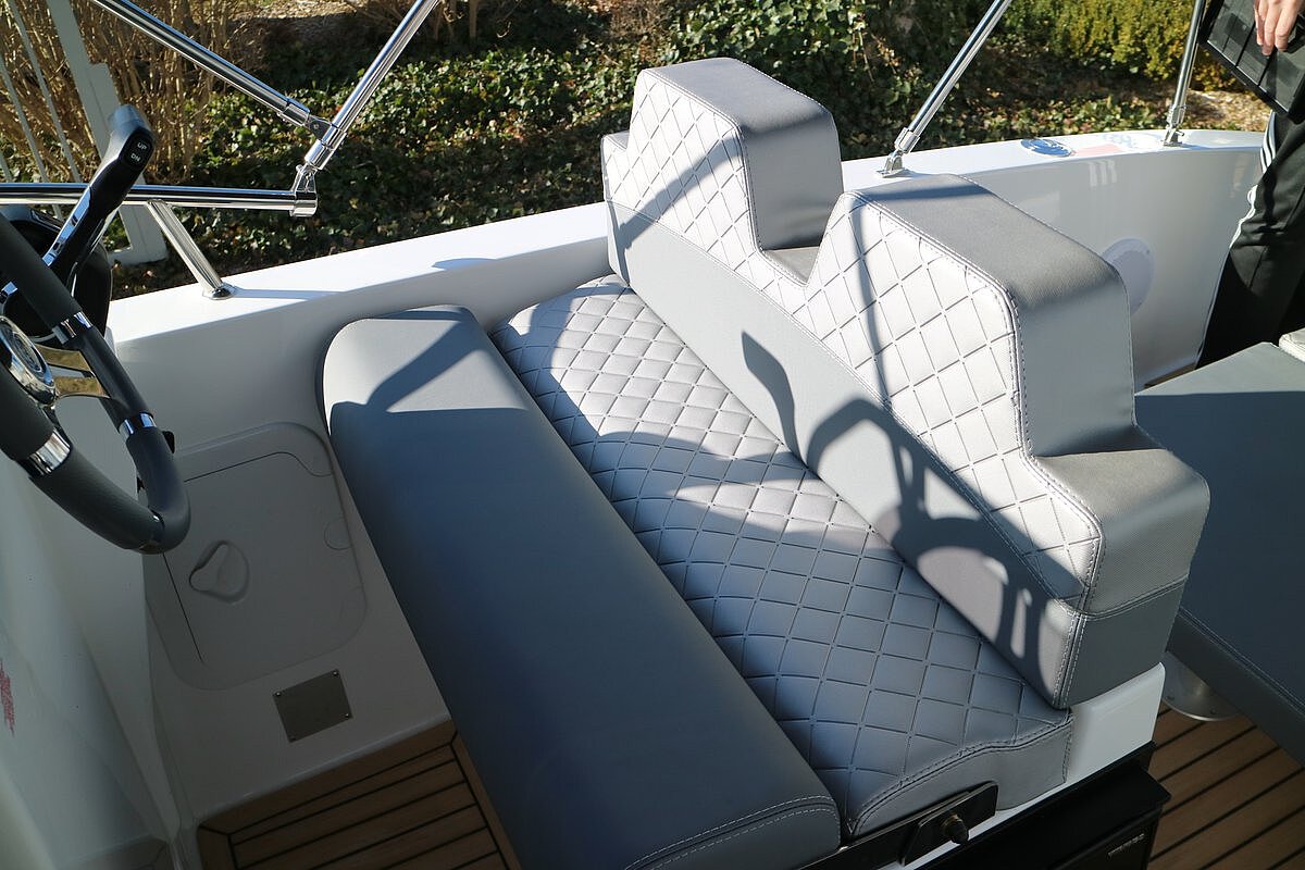 Dieses Bild zeigt unser Motorboot Saver 660 Walk Around - Steuer Sitz