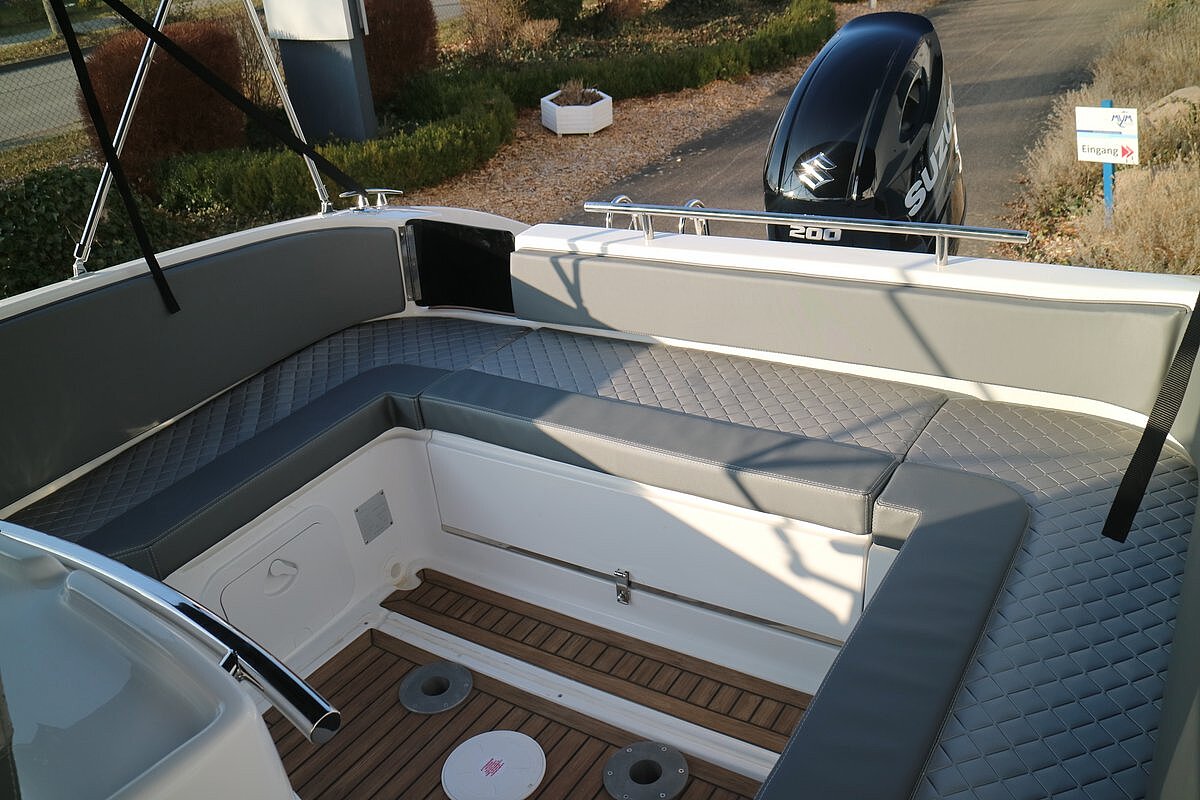 Dieses Bild zeigt unser Motorboot Saver 750 Walk Around - Sitzbank