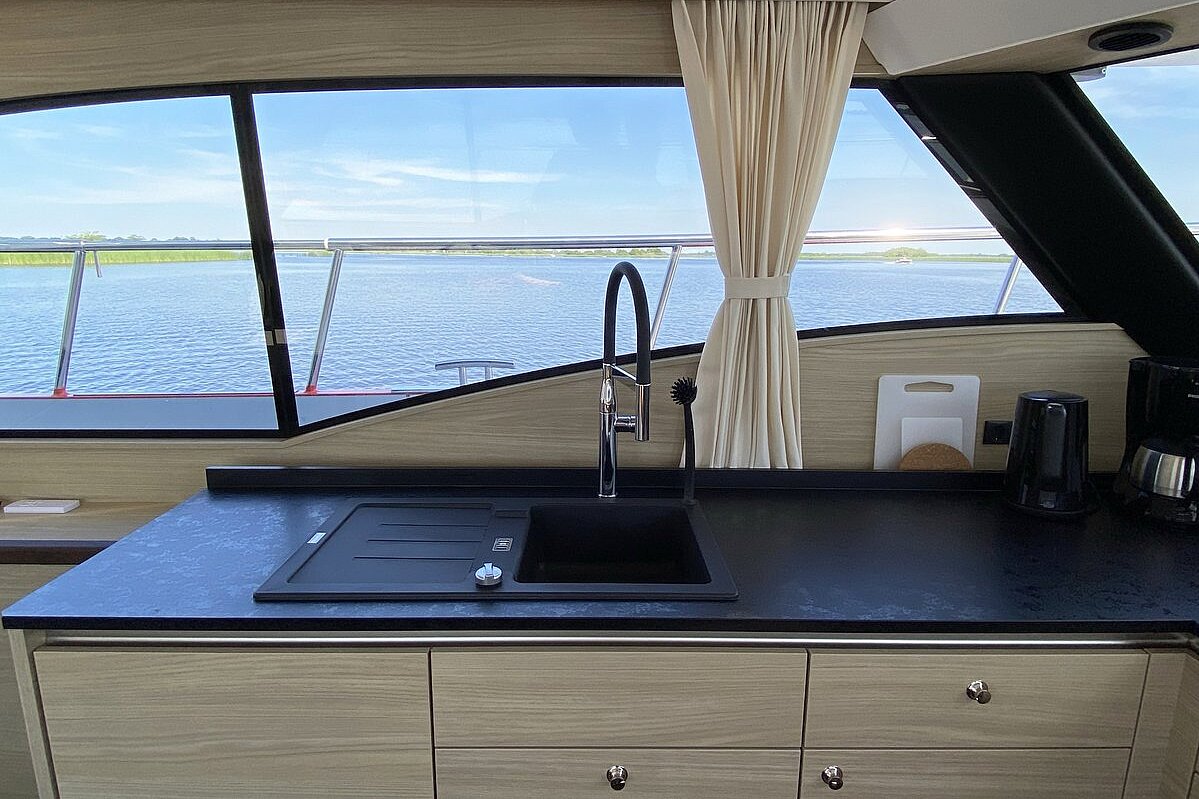 Dieses Bild zeigt unsere Yacht Vida - Discovery 47AC Luxury - Küche