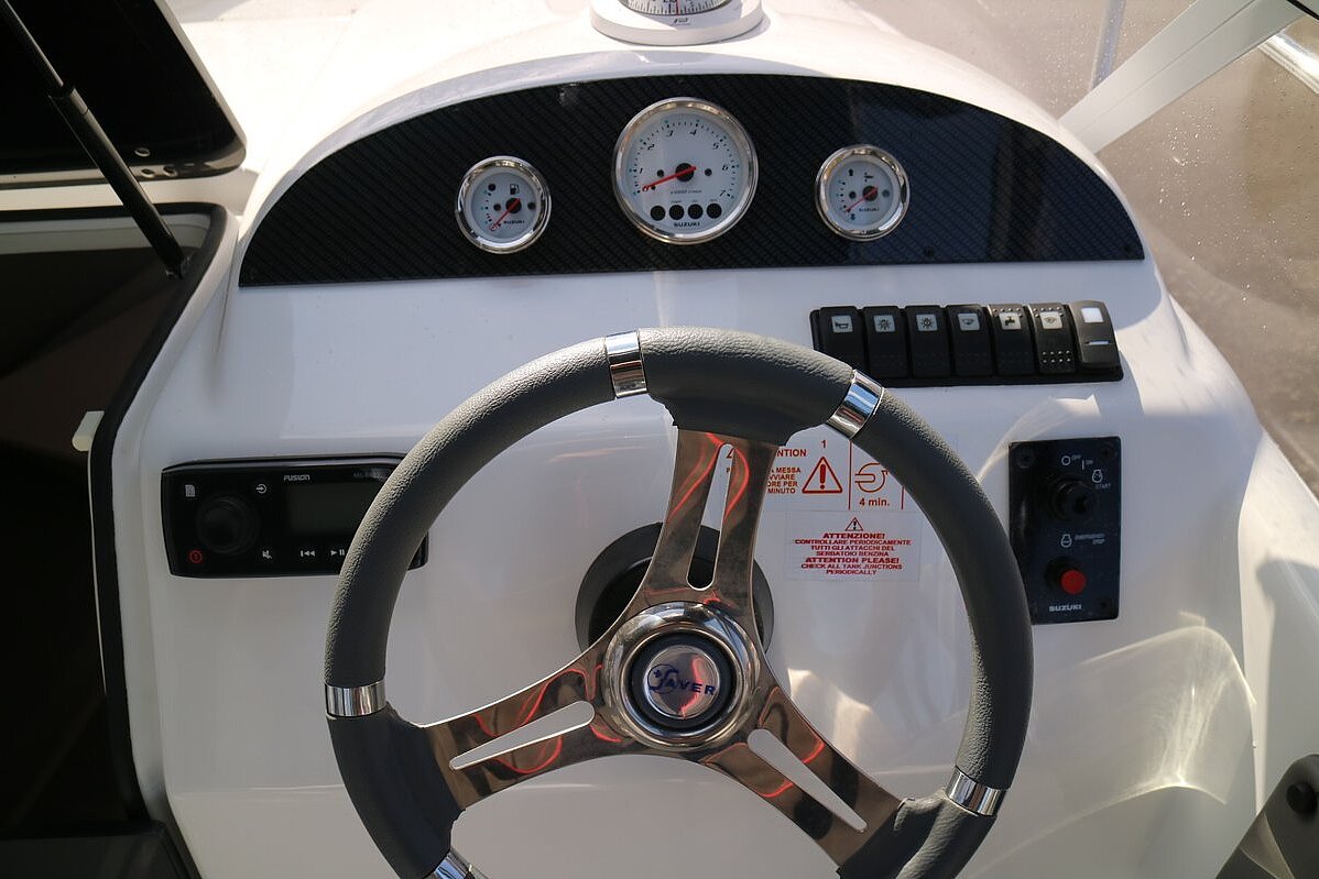 Dieses Bild zeigt unser Motorboot Saver 590 Cabin - Steuer